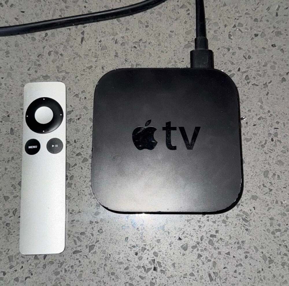 Apple TV 3rd Generation Model A1469 with Silver Remote